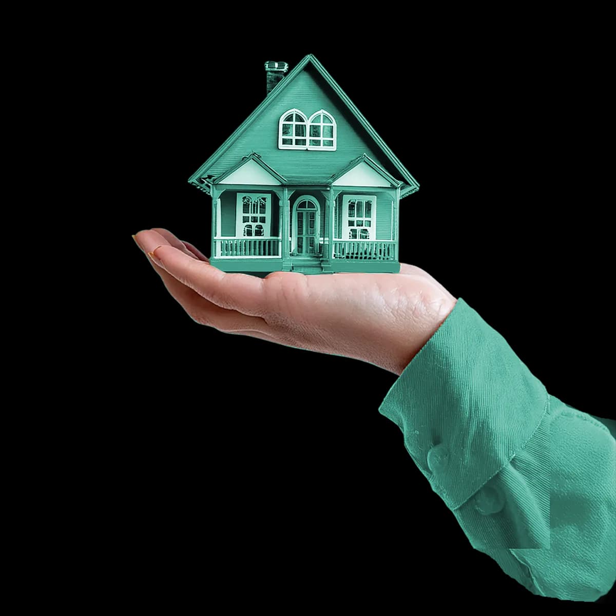 Mano sosteniendo una casa: invierte tu propiedad