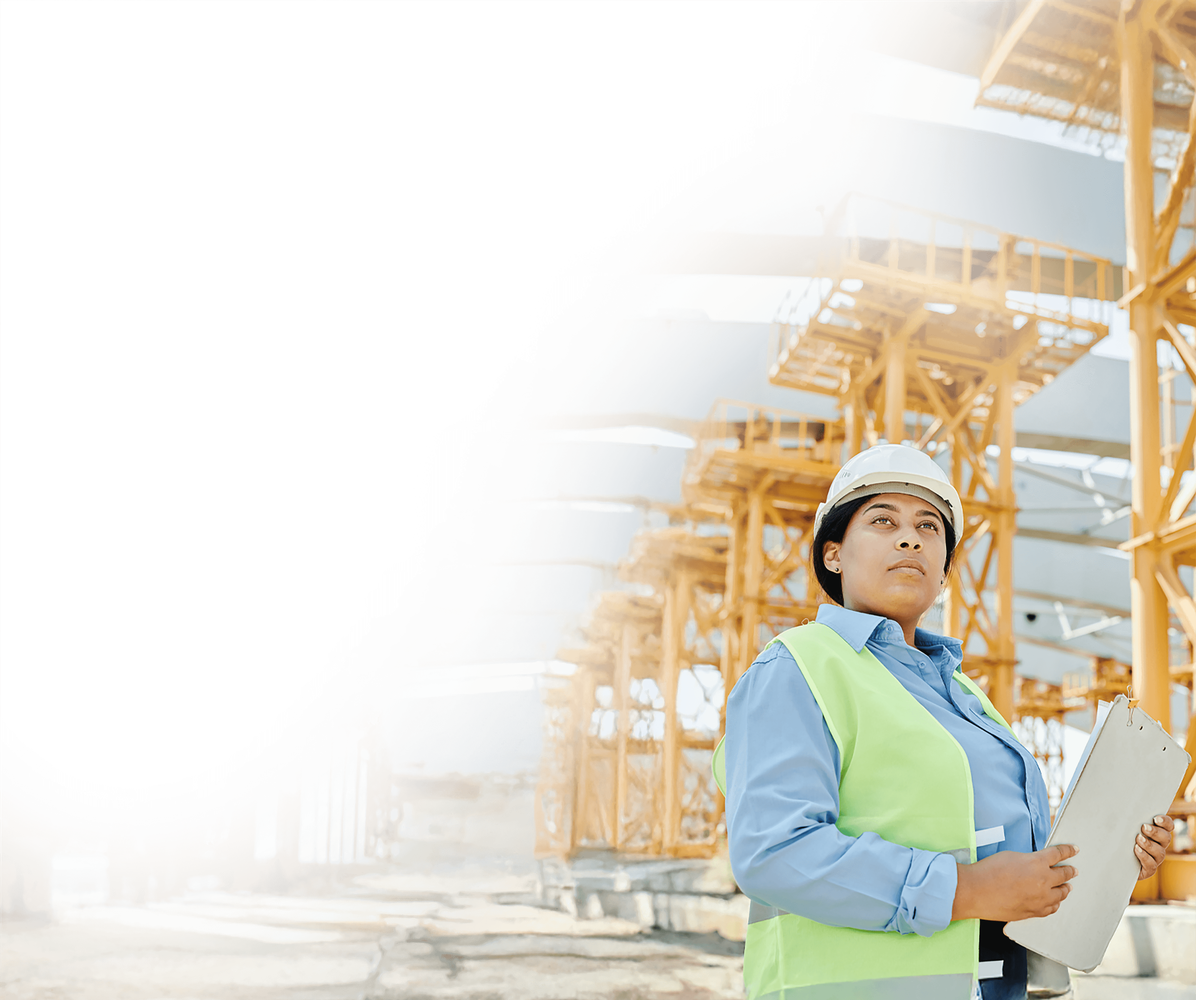 Ingeniera supervisando obra