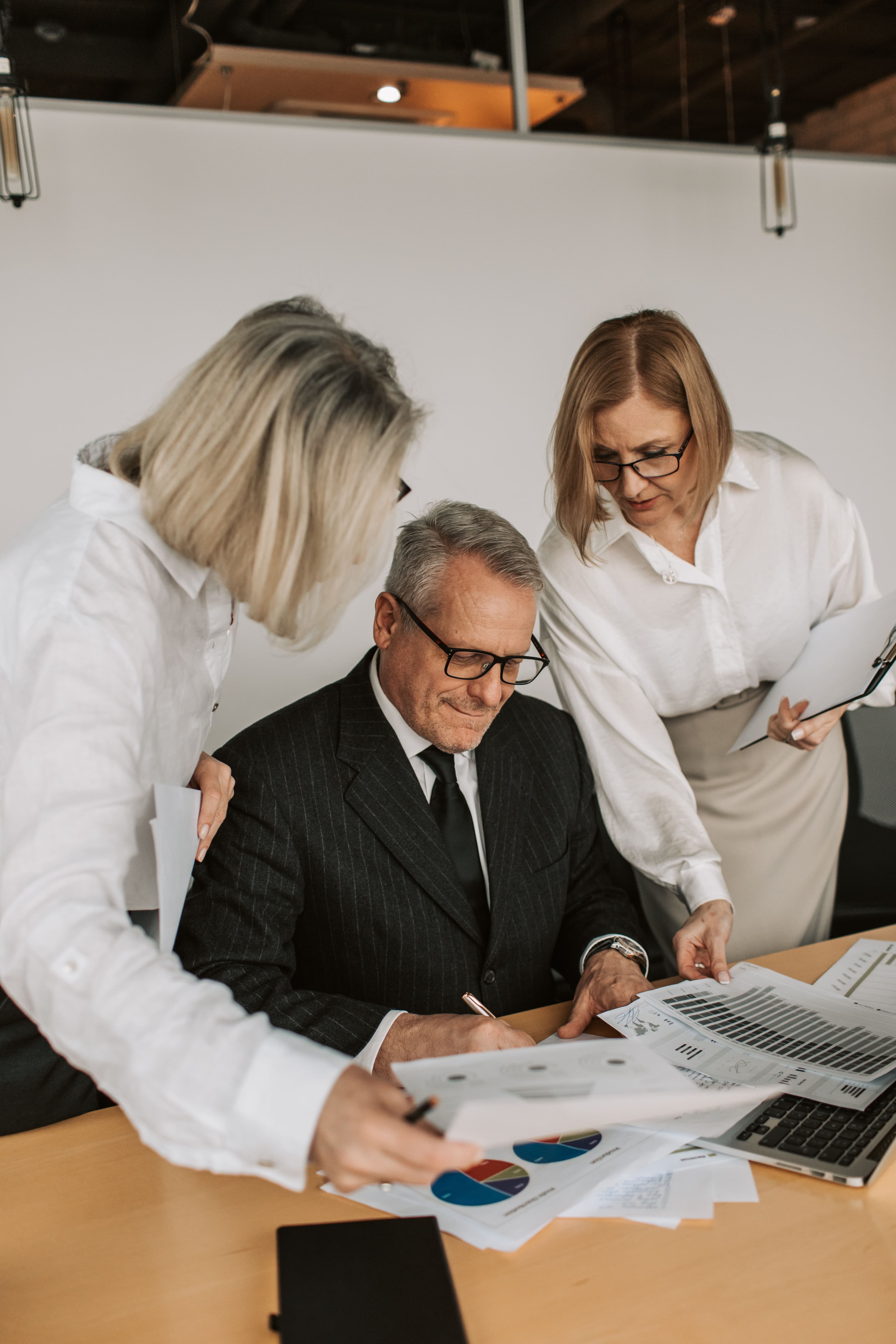 Corredores inmobiliarios revisando una propuesta