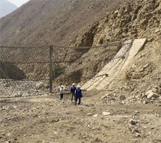 Descolmatación y limpieza de 11 mallas dinámicas en quebradas