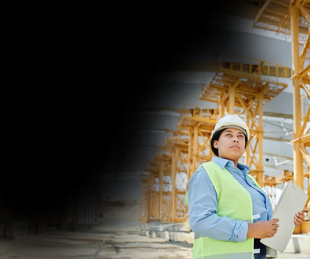 Ingeniera supervisando obra